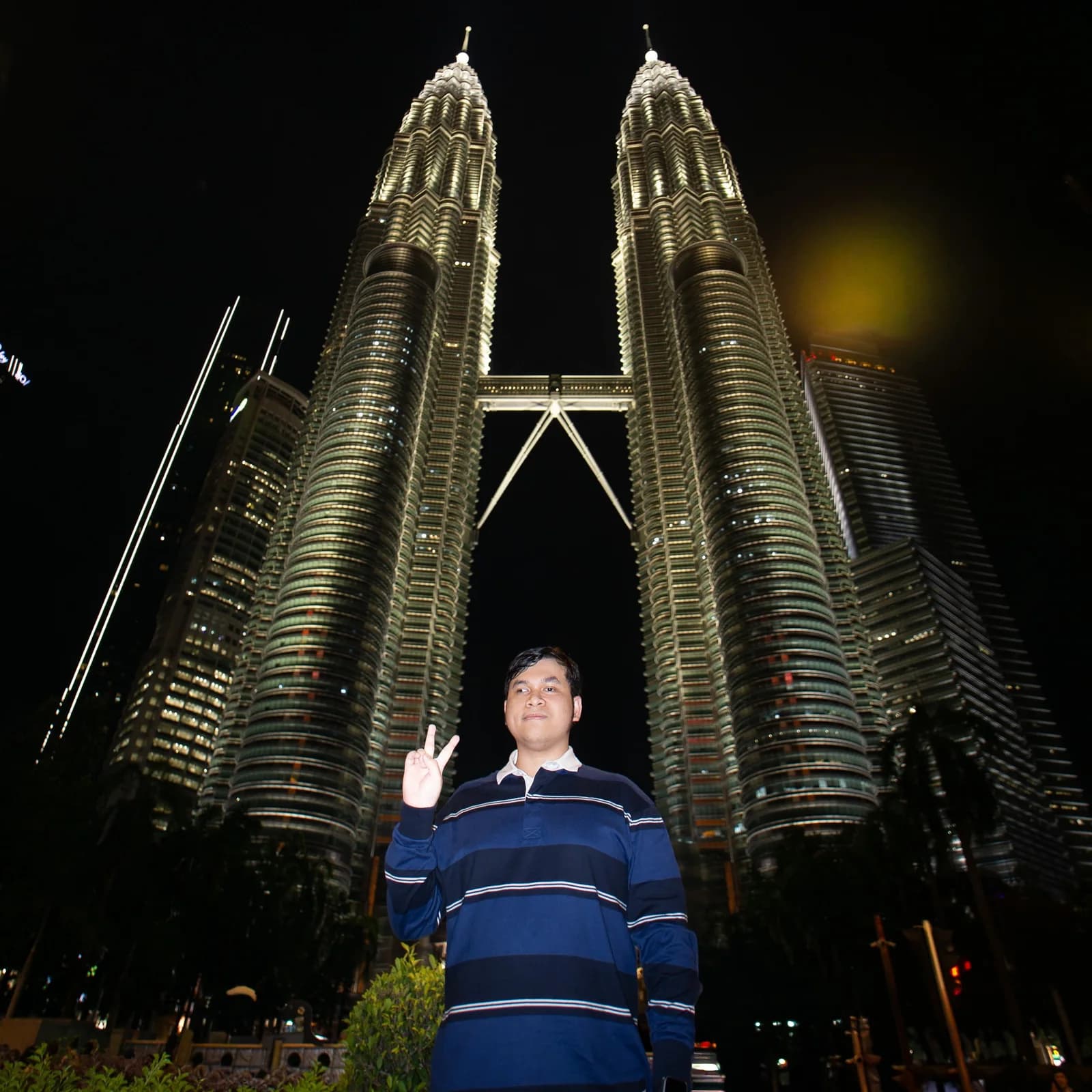 Salomo in front of the Petronas Towers at night